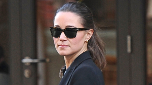 Illustration for article titled Have You Gotten a Good Look at Angelina's Gorgeous Ring?